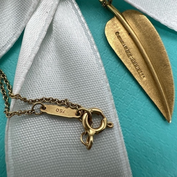 Tiffany & Co. Vintage Angela Cummings Feather Necklace 18k Yellow Gold 🪶 - Picture 6 of 9